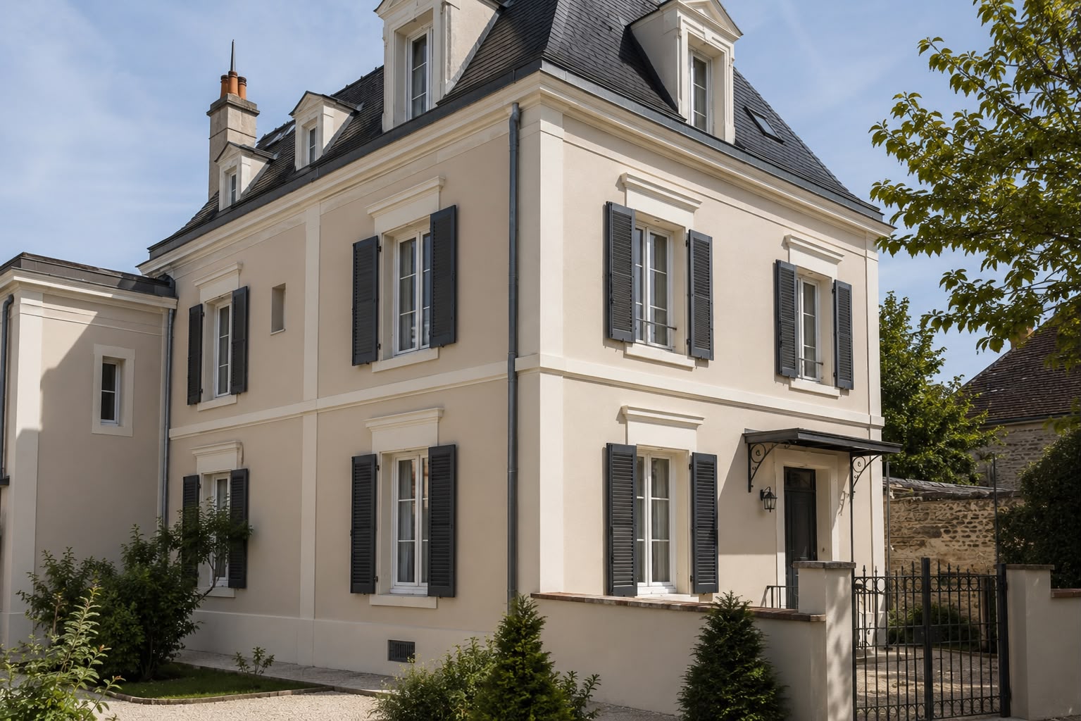 Finitions premium de façade avec un rendu élégant après rénovation par AL'NOVA Façade